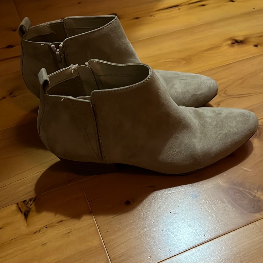 Light grey/cream/tan shoes. Super cute dress boot! Perfect with whatever!!